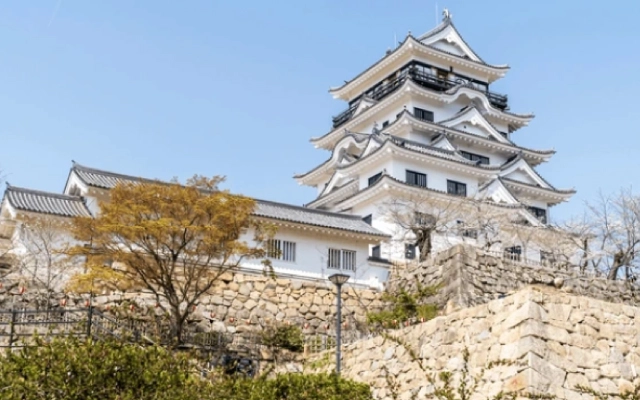 福山駅の裏にそびえる福山城