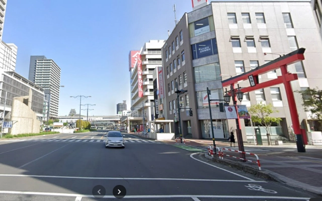 駅前通り、象徴的な宮通りの鳥居が見える